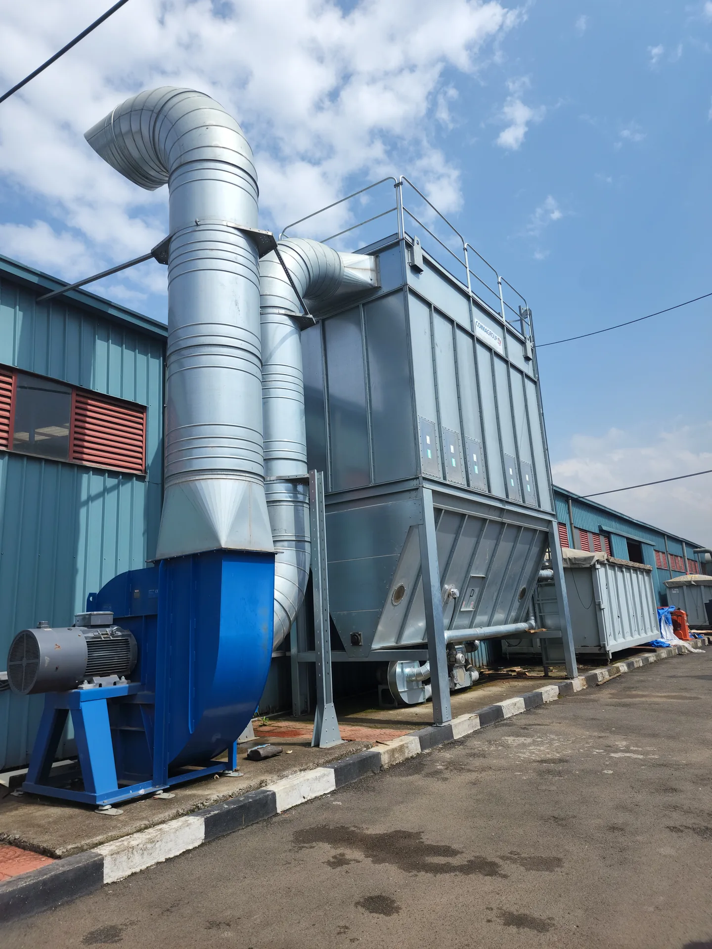 Industrial compressed-air and extraction plant