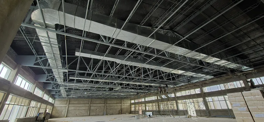 Warehouse with high-bay mechanical and electrical services