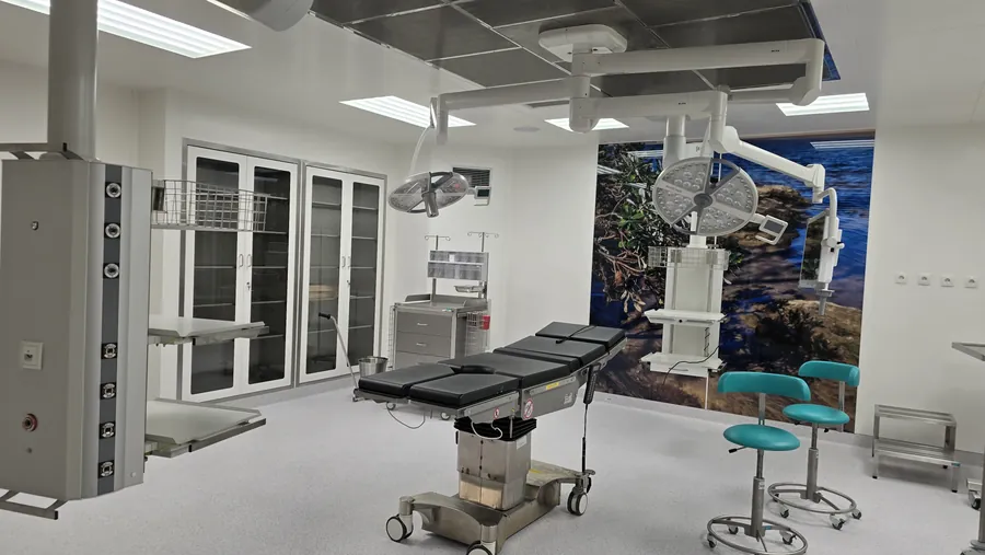 Operating theatre with medical gas column and surgical lights